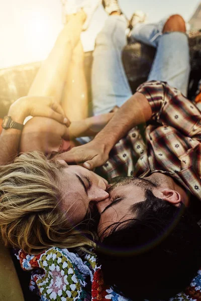 Nunca encontrei um amor assim antes. Tiro de um jovem casal deitado na parte de trás de um caminhão de coleta para relaxar depois de uma longa viagem. — Fotografia de Stock