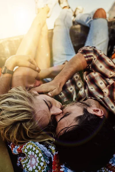 Nunca antes había encontrado un amor así. Un disparo de una joven pareja tumbada en la parte trasera de una camioneta para relajarse después de un largo viaje. —  Fotos de Stock