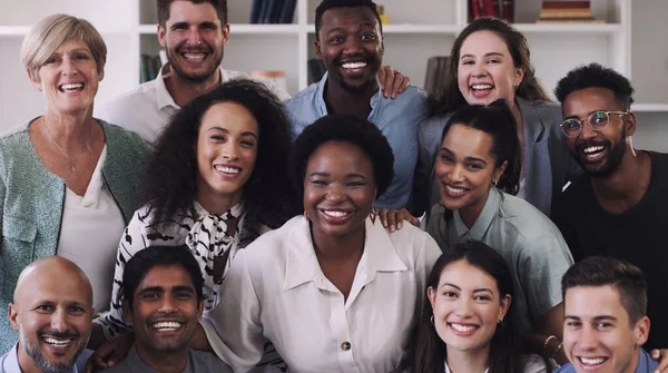 私たちのビジネスは公平と平等を第一に考えます。現代のオフィスで働く幸せなビジネスマンのグループの肖像画. — ストック写真