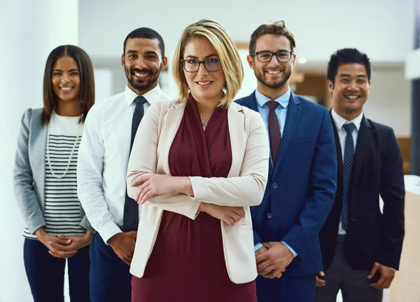 Eles são uma equipa que sabe tudo sobre ganhar. Retrato de um grupo diversificado de empresários que estão em um escritório. — Fotografia de Stock