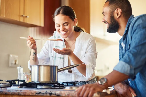 Vamos ver como é boa a sua comida. Tiro de um casal cozinhar juntos em casa. — Fotografia de Stock