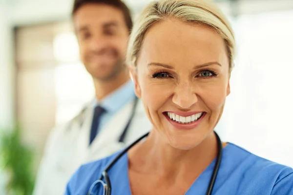 ¿Qué sería un médico sin su enfermera? Retrato de dos profesionales de la salud felices posando juntos en un hospital. —  Fotos de Stock