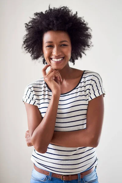 Я кажу "так" до щастя. Студійний портрет привабливої і щасливої молодої жінки, що позує на сірому фоні . — стокове фото
