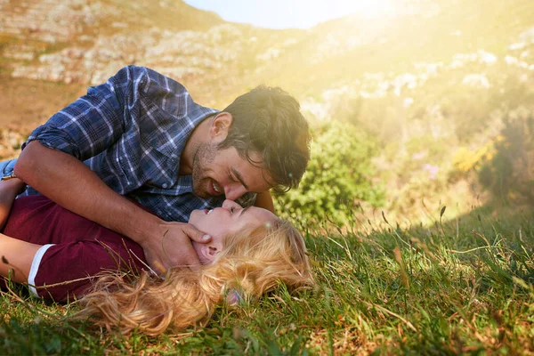 Je pourrais t'embrasser toute la journée. Tourné d'un jeune couple affectueux profitant d'une journée en plein air. — Photo