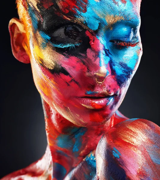 Vivere coraggiosamente. Girato di una giovane donna attraente posa da sola in studio con vernice sul viso. — Foto Stock