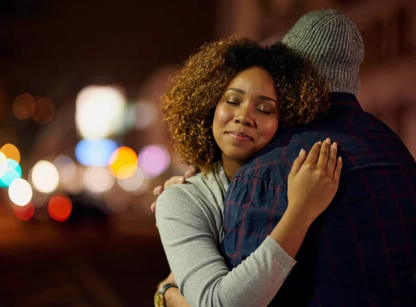 Sinto-me tão segura nos braços dele. Tiro cortado de um jovem casal em um encontro na cidade. — Fotografia de Stock