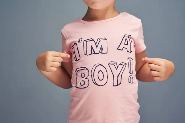 Se devi chiederlo... Studio foto di un ragazzo che indossa una t-shirt con Im un ragazzo stampato su di esso su uno sfondo grigio. — Foto Stock