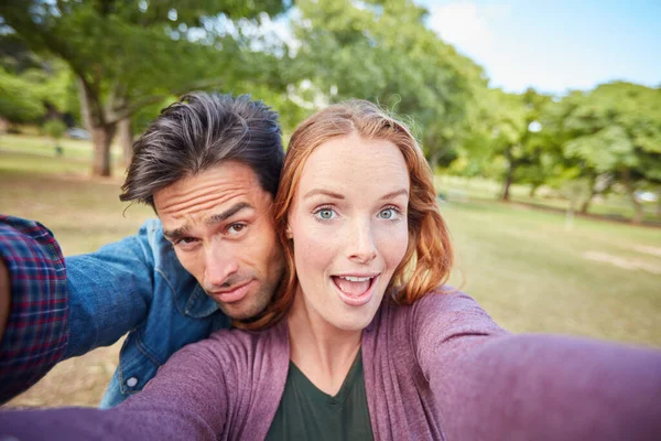 Ci innamoriamo ancora ogni giorno. Ritratto di una giovane coppia che si fa un selfie mentre è fuori al parco. — Foto Stock