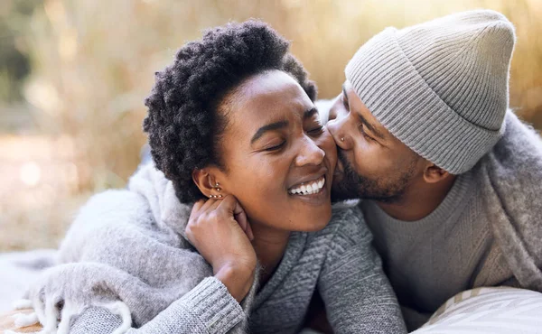 As tuas bochechas são como almofadas. Tiro de um jovem beijando sua namorada durante uma viagem de acampamento. — Fotografia de Stock