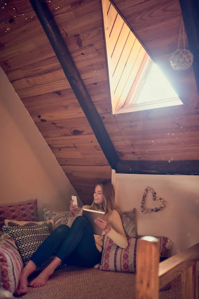 No hay tal cosa como demasiado Internet. Fotografía de una mujer joven escribiendo en su teléfono inteligente mientras se relaja en su dormitorio en casa. — Foto de Stock