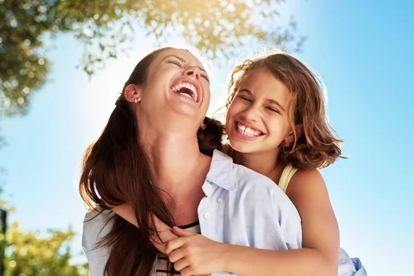 Los días nunca son cortos de diversión cuando están juntos. Recorte de una madre y su hija disfrutando del día fuera. —  Fotos de Stock