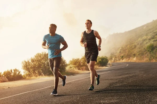 Önce zihnini, sonra bedenini zorla. İki genç sporcuyu birlikte koşuya çıkarmışlar.. — Stok fotoğraf