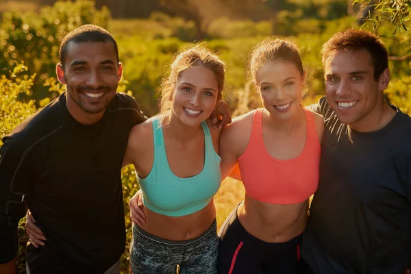 Friends are the best source of motivation. Portrait of a group of friends out for a run. — Stock Photo, Image