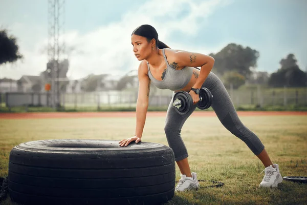 Fortalecimiento de la fuerza con cada representante. Foto completa de una atractiva atleta joven que hace ejercicio con pesas al aire libre.. — Foto de Stock