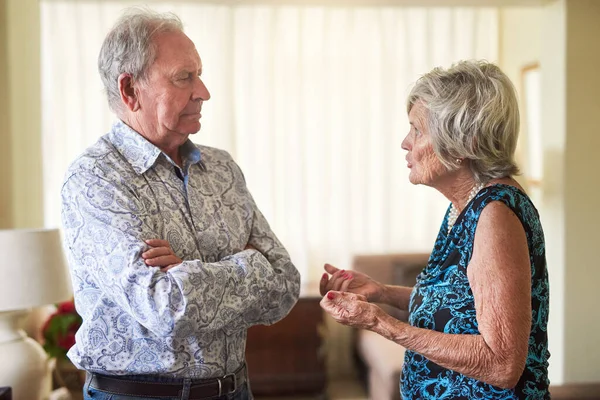 Diyalogdaki bozulma. Yaşlı bir çiftin evde tartıştığı bir fotoğraf.. — Stok fotoğraf