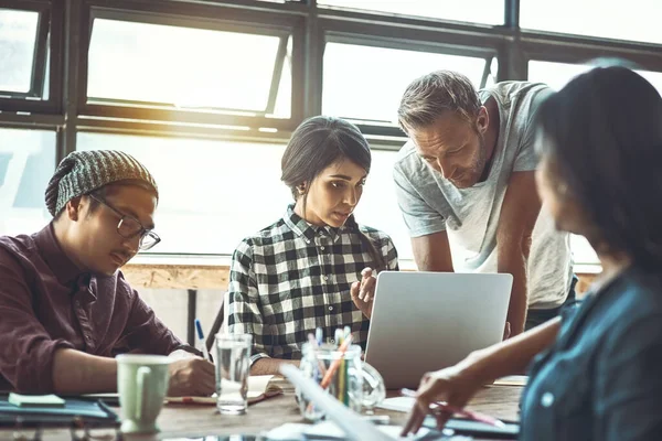 Es gibt immer etwas zu lernen und zu lehren. Aufnahme eines Unternehmerteams, das in einem modernen Büro zusammenarbeitet. — Stockfoto