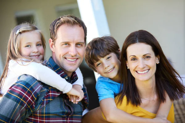 Wir haben alles, was wir brauchen. Aufnahme einer vierköpfigen Familie, die Zeit im Freien verbringt. — Stockfoto