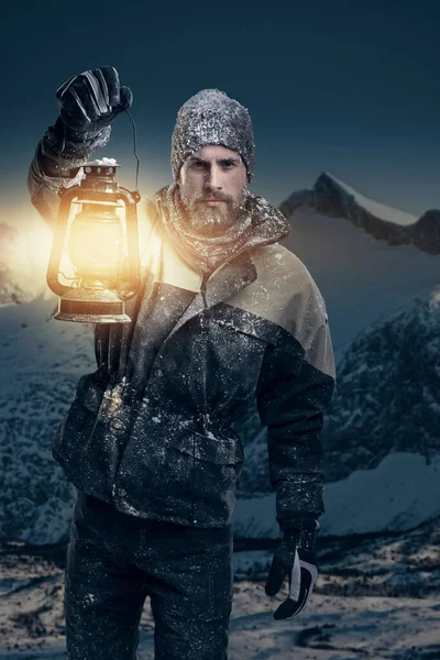 Помощь уже в пути. Портрет альпиниста с помощью масляной лампы для поиска в пустыне ночью. — стоковое фото