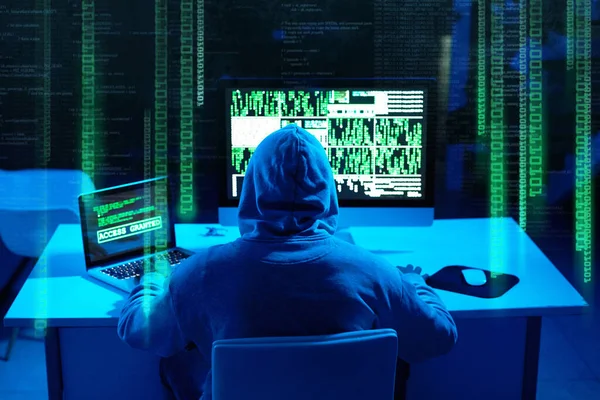 ファイアウォールを簡単に突破できます。暗闇の中でコンピュータコードを解読する男ハッカーのレビューショット. — ストック写真
