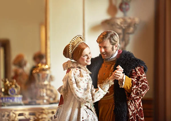 Compartiendo un amor eterno. Un rey y una reina bailando juntos en su palacio. — Foto de Stock