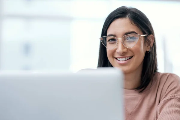 Em casa é onde faço o meu melhor trabalho. Tiro de uma jovem mulher confiante usando um laptop enquanto trabalhava em casa. — Fotografia de Stock