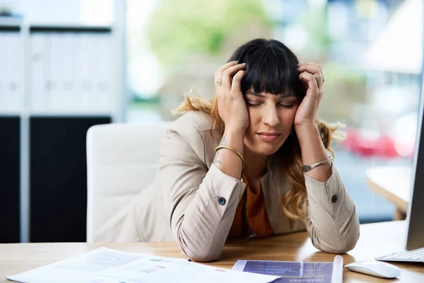 Sinto-me tão sonolenta. Tiro cortado de uma jovem empresária atraente que sofre de uma dor de cabeça enquanto estava em seu escritório durante o dia. — Fotografia de Stock