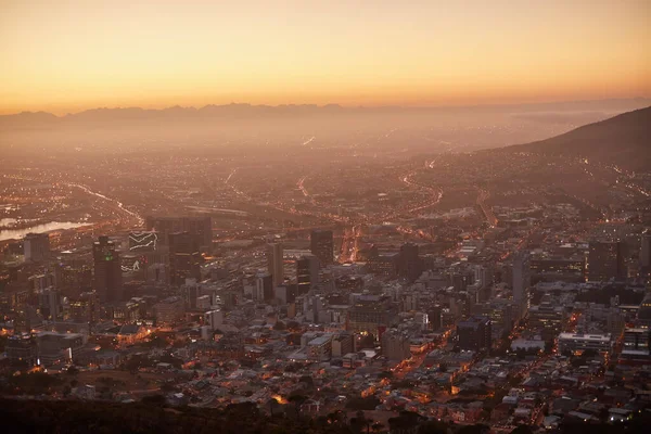 Aquí viene el sol. Vista aérea de una hermosa ciudad al amanecer. —  Fotos de Stock