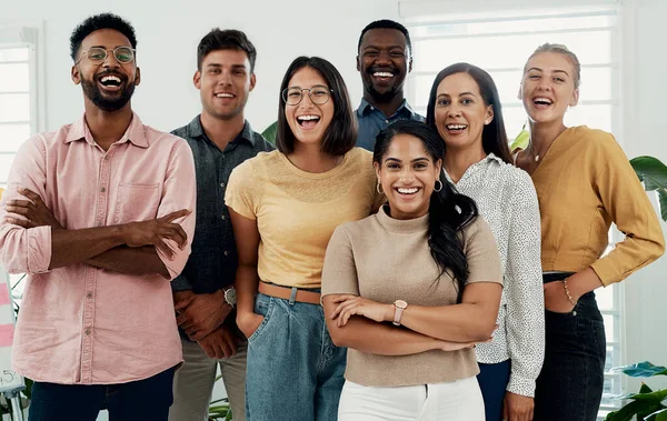 Non desiderare di far parte di questa squadra. Ritratto ritagliato di un gruppo di imprenditori diversi in piedi insieme dopo una discussione di successo in ufficio. — Foto Stock