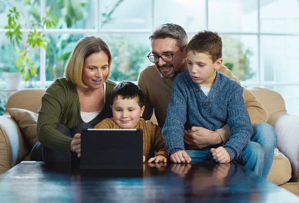 Na co masz ochotę? Zdjęcie rodziny korzystającej z tabletu cyfrowego razem. — Zdjęcie stockowe