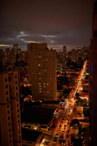 夜になると街は活気に満ちてくる。人のいない夜の街の高角度のショット. — ストック写真