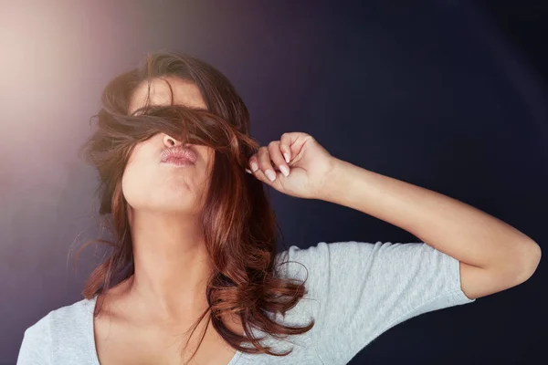 Nunca viste um cabelo assim. Cortado tiro de uma bela jovem posando com o cabelo sobre os olhos no estúdio. — Fotografia de Stock