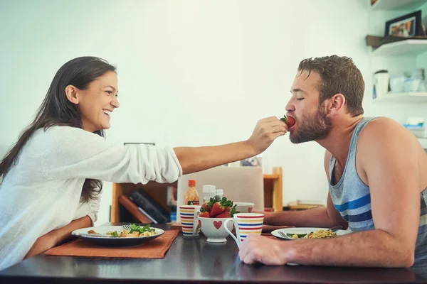 베에 열매요. 아침 식탁 위에서 남자 친구에게 딸기를 먹이고 있는 행복 한 젊은 여자가 찍은 사진. — 스톡 사진