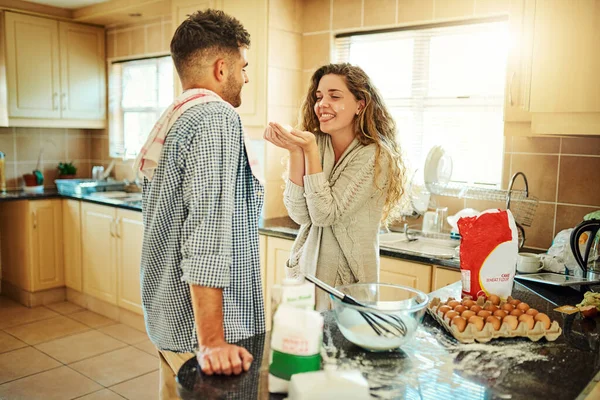 Nos gusta hacer harina en la cocina. Shot de una pareja amorosa horneando en su cocina. —  Fotos de Stock