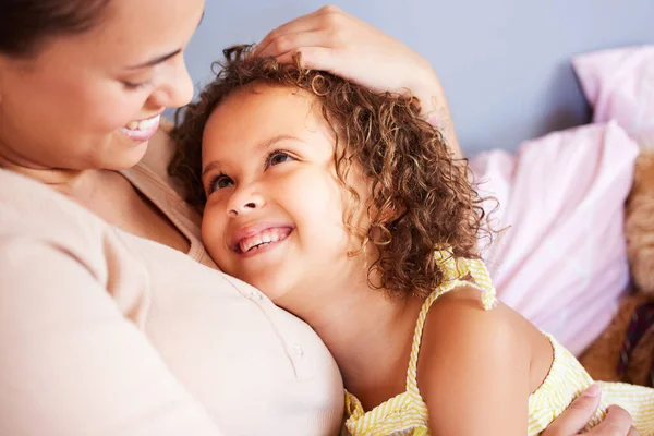 Jag kommer alltid att finnas här för dig. Skjuten av en mor och dotter tillbringa kvalitetstid tillsammans. — Stockfoto