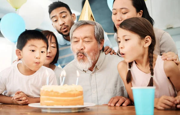 Todo lo que sé lo aprendí después de los 30 años. Foto de una familia feliz celebrando un cumpleaños en casa. — Foto de Stock