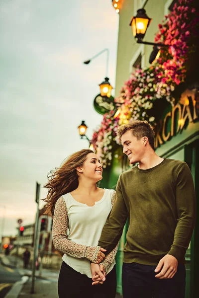 Sortir faire une promenade dans la ville. Plan recadré d'un jeune couple aimant à un rendez-vous. — Photo