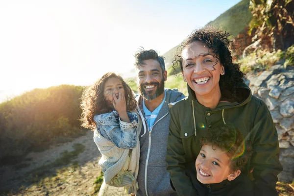 Kinderen zijn een van de grootste invloeden van geluk. Gekropte foto van een gezin van vier die de dag buiten doorbrengen. — Stockfoto