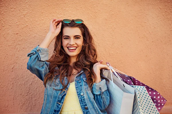 La risa y las compras son definitivamente la mejor medicina. Recorte de una hermosa joven en una juerga de compras en la ciudad. — Foto de Stock