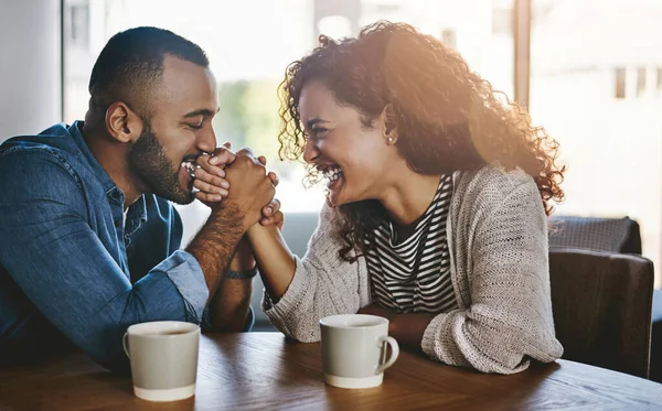 Je t'ai mis en premier. Tourné d'un jeune couple passant du temps ensemble dans un café. — Photo