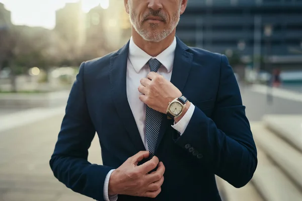 Vestido para o sucesso. Tiro recortado de um empresário não identificável endireitando sua gravata enquanto estava em uma paisagem urbana. — Fotografia de Stock