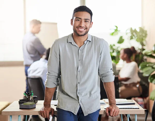 O sucesso está a atravessar-me as veias. Tiro de um belo jovem empresário no trabalho. — Fotografia de Stock