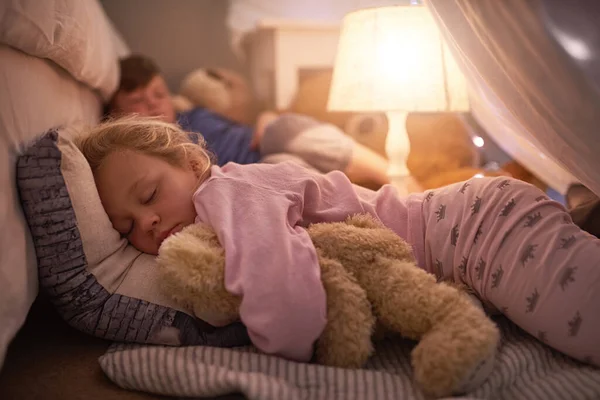 Dormir bem com doces sonhos. Tiro cortado de irmãos dormindo sob um forte cobertor em casa. — Fotografia de Stock