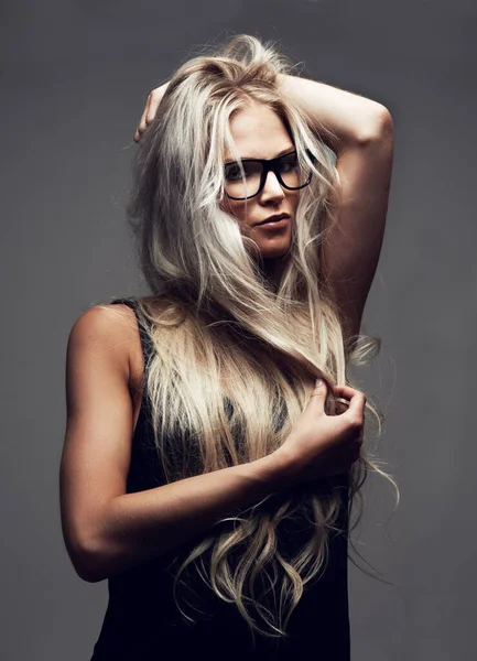 She knows how to pull off a pose. Portrait of a gorgeous young woman posing in the studio. — Stock Photo, Image