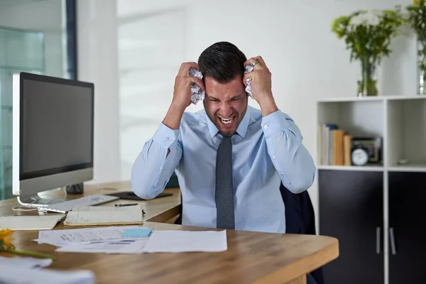 Quando é que vou acabar com estes prazos? Tiro de um jovem empresário olhando estressado enquanto trabalhava em um escritório. — Fotografia de Stock