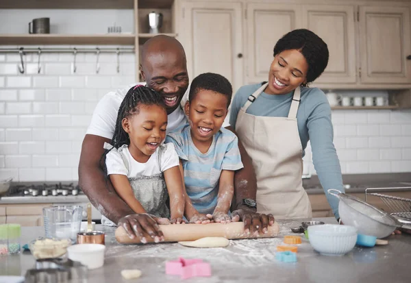 Cozinhar é como pintar ou escrever uma canção. Tiro de uma família assar juntos na cozinha. — Fotografia de Stock