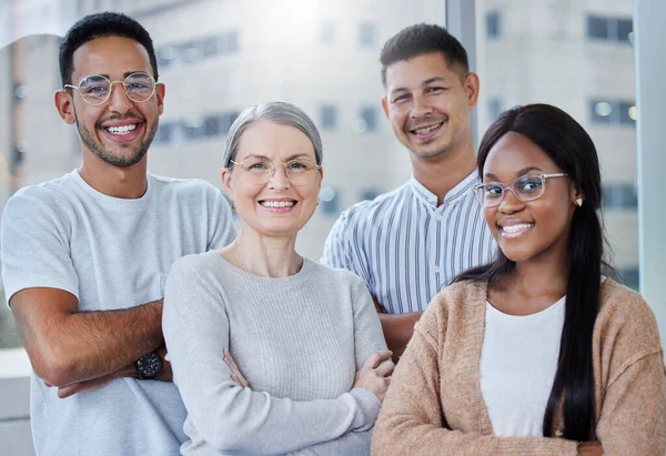 Tengo el mejor equipo en el negocio. Disparo de un equipo diverso de compañeros de trabajo juntos en su oficina en el trabajo. —  Fotos de Stock