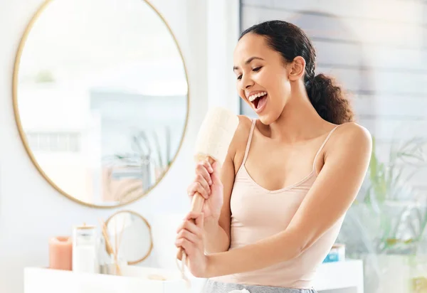 Canta la tua canzone. Girato di una giovane donna che canta in un bagno di casa. — Foto Stock