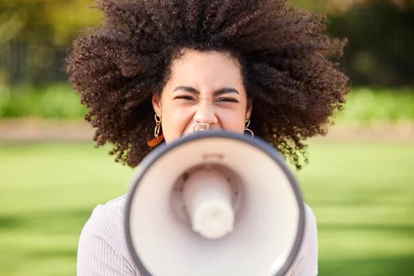 Sesini yükseltmekten asla korkma. Parkta protesto yaparken genç bir kadının hoparlöre bağırması.. — Stok fotoğraf