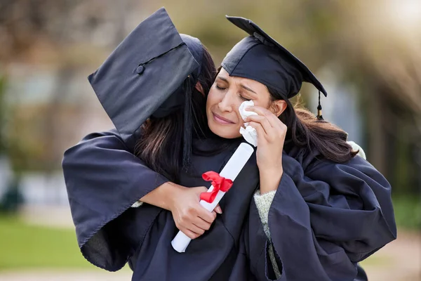 .. 一名年轻貌美的女学生在毕业典礼上抱着她的朋友哭泣时拍下的照片. — 图库照片