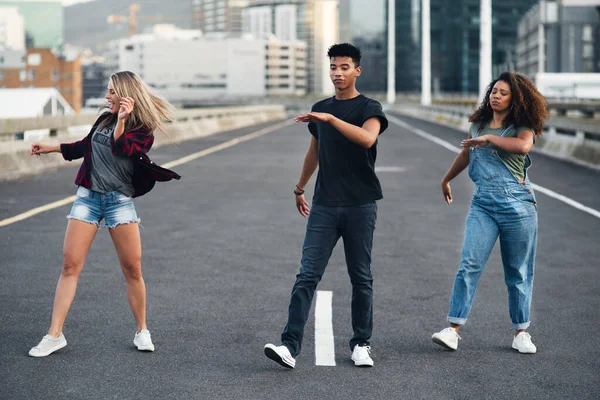 Fac mutări în oraş. Fotografie completă a unui grup de dansatori care dansează pe stradă. — Fotografie, imagine de stoc